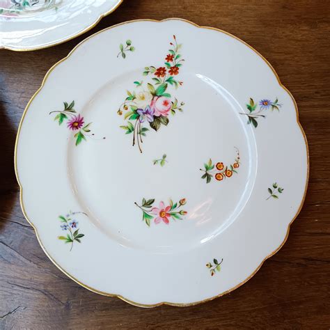 3 assiettes en porcelaine de Limoges à décor de fleurs et rubans