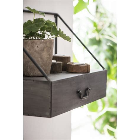 Imprégnée de l'esprit industriel qui caractérise la mode du mobilier d'intérieur actuel, cette étagère a tout pour vous ravir. etagere murale metal style industriel tiroir ib laursen brooklyn