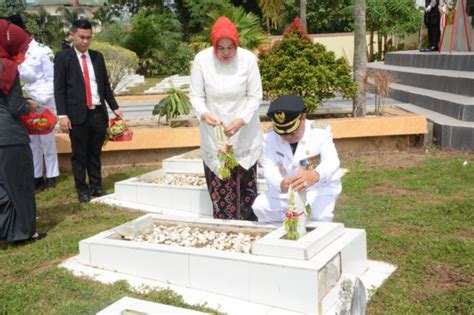Ziarah Ke Makam Pahlawan Tanjung Kencana Wakil Bupati Tabalong Menjadi