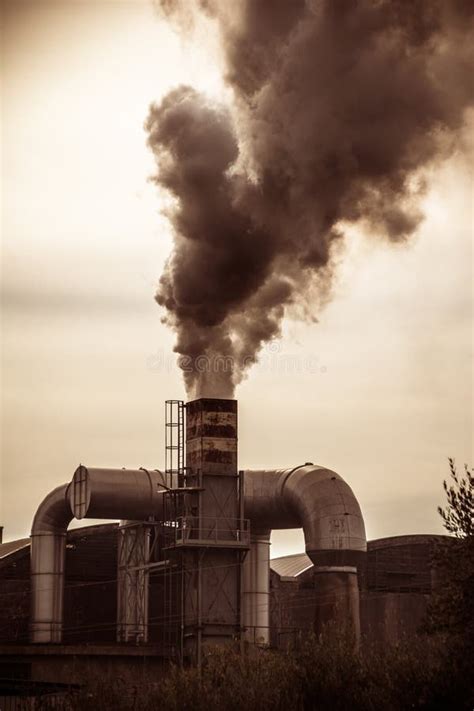 Vecchia Fabbrica Che Inquina L Atmosfera Con Fumo E Smog Immagine Stock Immagine Di
