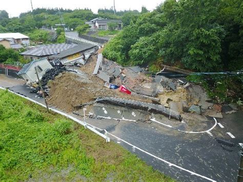 See how 土砂崩れ is translated from japanese to english with more examples in. 嘉麻で土砂崩れ、民家倒壊 鉄道、バスに乱れ｜【西日本新聞me】
