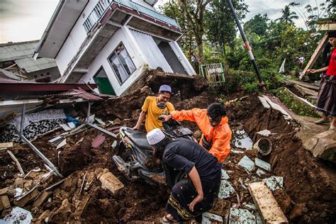 Indonesia Earthquake इंडोनेशिया में भूकंप से 162 लोगों की मौत सैकड़ों