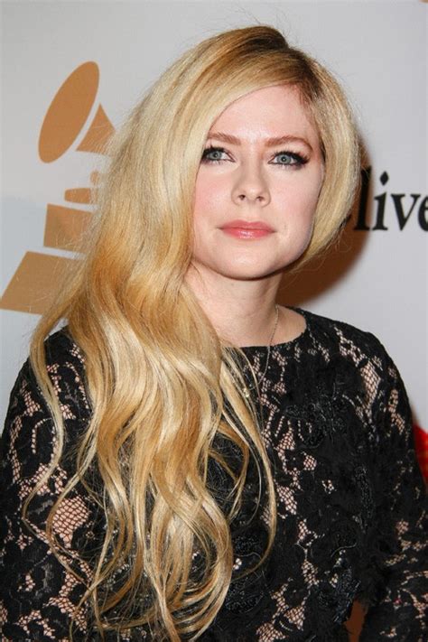 Avril Lavignes Hairstyles And Hair Colors Steal Her Style