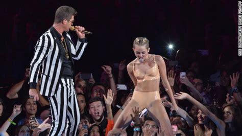 el baile erótico de miley cyrus en los premios mtv desata polémica en las redes sociales cnn