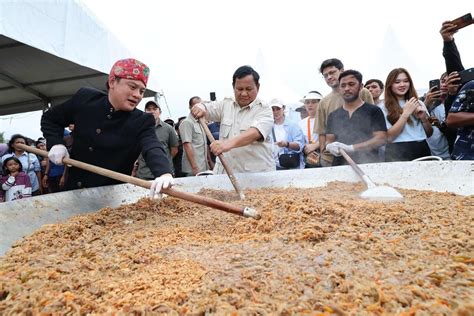 Momen Seru Prabowo Subianto Masak Bersama Masyarakat Cilincing FAJAR