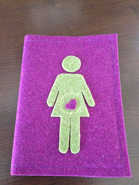 Danach wird die wolle immer wieder durchgestochen, je näher die stiche zueinander liegen, desto dichter werden die fasern verflochten und ergeben eine stabile form. Mutterpasshülle aus Design Filz | Nähen baby ...