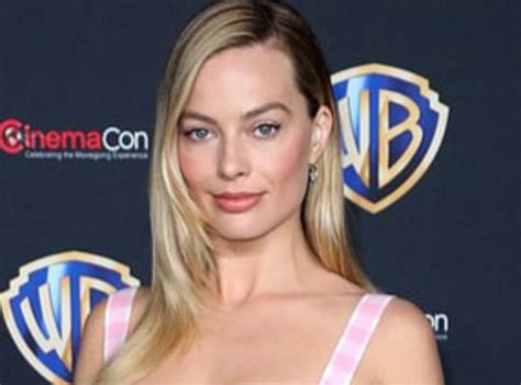 Margot Robbie Shows Off Sexy Abs And Legs In Crop Top And Tiny Pink Skirt At The Cinemacon