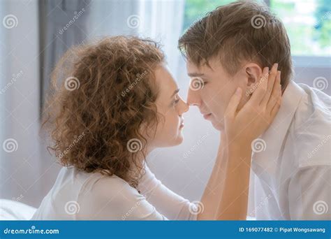 le coppie si baciano per mostrare l amore il concetto di san valentino il concetto di sesso