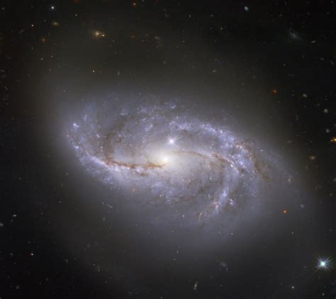 Meet ngc 2608, a barred spiral galaxy about 93 million light years away, in the constellation cancer. Fichier:NGC2608 - HST - Potw2023a.tiff — Wikipédia