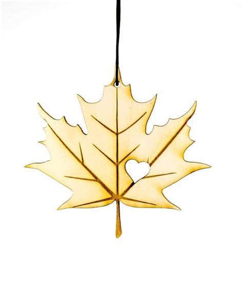 Ornament Maple Leaf With Heart Fromagerie Bothwell