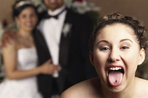 6 Alasan Tak Perlu Takut Datang Ke Pernikahan Mantan