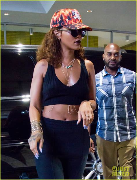 Full Sized Photo Of Rihanna Shows Off Her Bikini Body 04 Photo