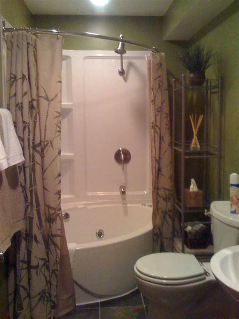 Modern bathroom ideas with jacuzzi tub shower combo design. Jacuzzi corner tub, small bathroom | tiny house ...