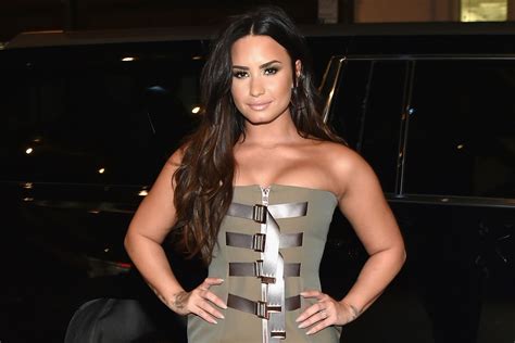 Demi Lovato Explains The Reason Behind Her Swimsuit Selfies Teen Vogue