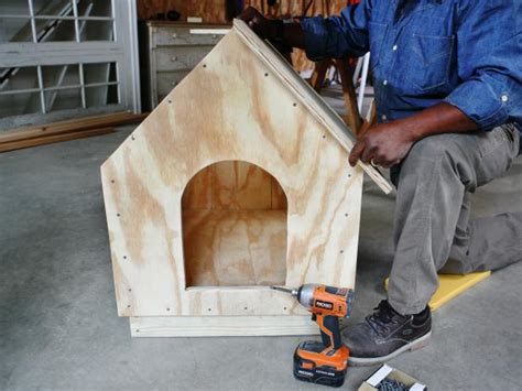 In the modern construction slanted roofs are quite widespread. How to Build a Simple Gabled-Roof Doghouse | how-tos | DIY