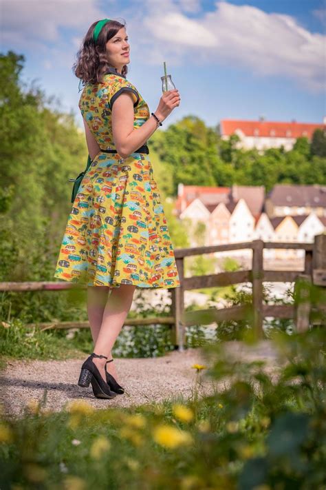 Retrocat In Einem Sommerlichen Swing Kleid Mit Vw Bus Print Vintage