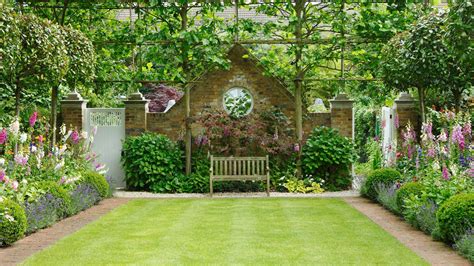 Formal Garden With Classic English Lawn The Room Edit Country