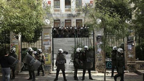 Αστυνομική επιχείρηση στην ΑΣΟΕΕ Άγνωστοι επιχειρούσαν να γκρεμίσουν τοίχο Cnngr