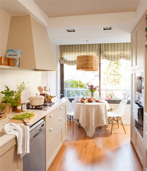 En esta cocina moderna pequeña blanca sin tiradores y encimera de silestone de 12metros cuadrados hemos realizado un amueblamiento de cocina en dos frentes con mesa central de comedor. Una cocina pequeña con mucho orden... ¡y un office!