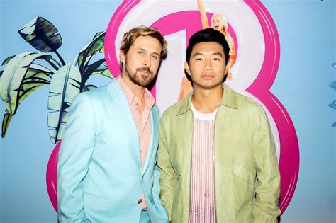 瑞安·高斯林（ryan Gosling）和西乌·刘（simu Liu）令人惊讶地参观多伦多即将上映betway必威官网的芭比电影