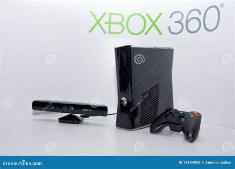 E3 2010 New Xbox 360 And Kinect Editorial Photography Image Of