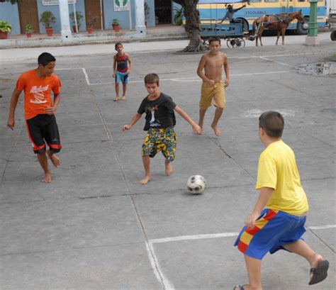 Imagen De Niños Jugando Futbol En El Barrio Lo Que Deberíamos Hacer