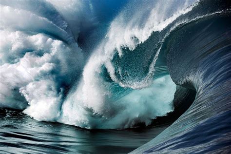 Фотограф смельчак делает потрясающие снимки из огромных волн Waves