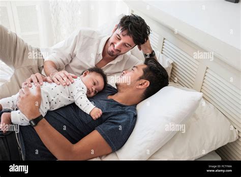 Padre Hijo Durmiendo En Casa Gay Fotografías E Imágenes De Alta