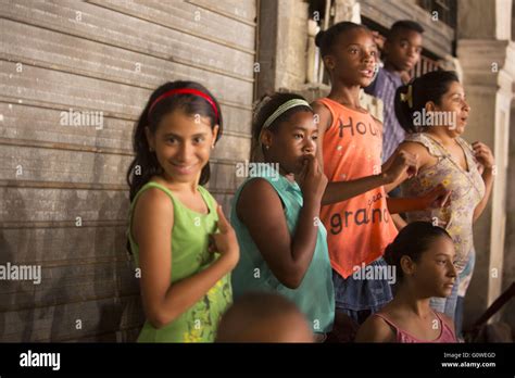 Niñas cubanas fotografías e imágenes de alta resolución Página Alamy