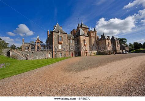 Wie sie am besten zu ihrem ferienhaus in schottland oder england kommen, erfahren sie hier. Sich Schloss, Lauder, Schottland Stockbild | Villen ...