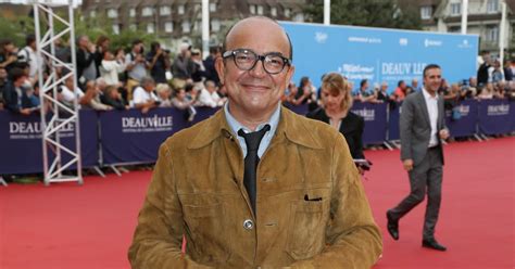 Zéro is also a political talk show host/personality (le vrai journal) who has recorded albums of pop standards of the 1940s and 1950s. Karl Zéro - People sur le tapis rouge de la soirée d ...