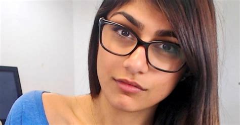 Mia Khalifa Reveals Her Texting And Twitter Dos And Donts