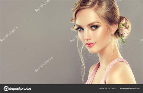 Joven Mujer Pelo Rubio Con Peinado Flores fotografía de stock Sofia Zhuravets