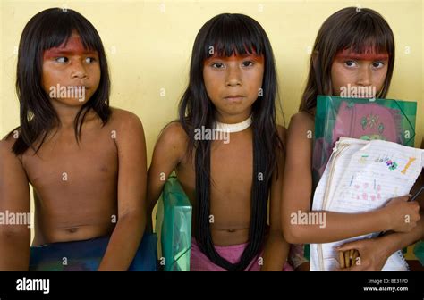 Kinder Der Xingu Indianer Gehen Zur Schule Gebaut Im Dorf Vom