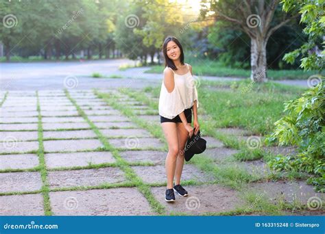 Azjatycki Letni Kapelusz Piękna Dziewczyna Uśmiech Zdjęcie Stock Obraz złożonej z dziewczyna