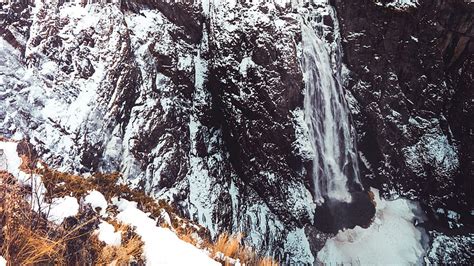 2048x1152 Waterfall Frozen Snow Cliff Landscape Winter Ultrawide