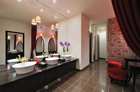 The look is not only fresh, but it's light and bright as well. 21 Sensational Bathrooms with the Ravishing Flair of Red!