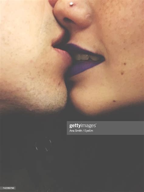 Women Kissing Stockfoto Getty Images