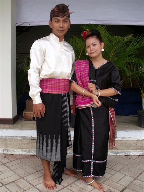 Inilah, 20 judul lagu daerah jawa. Gambar-Gambar Pakaian Adat Daerah di Indonesia (33 Provinsi) Sabang-Merauke | 5A MIN 1 KOLUT