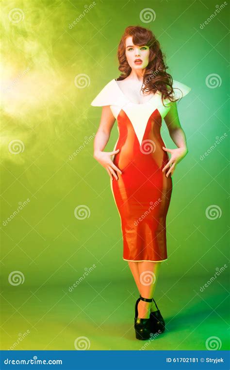 Femme Sexy Dans La Robe Rouge Et Blanche De Latex Image Stock Image Du Assez Fumée 61702181