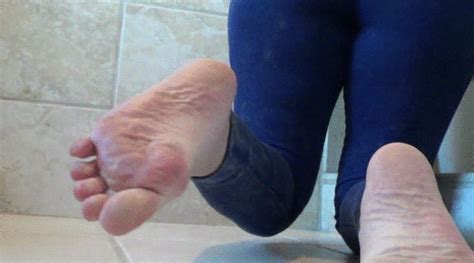 laina s tasty toes bare foot cleaning her bathroom