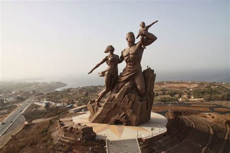 Tropicalizer Le Monument De La Renaissance Africaine à Dakar