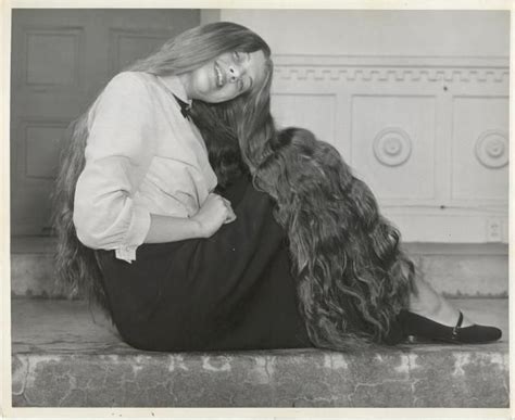 آرامش بخش عکس های بسیار قدیمی از زنان با موهای بسیار بلند 24 عکس