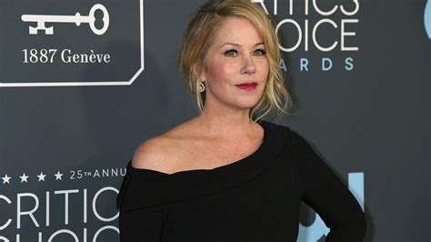 Christina Applegate Says She Gained 40 Pounds Cant Walk Without Cane Due To Ms Fox News