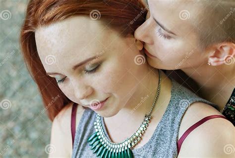 lgbt vrouwen jong lesbisch paar die in het park samen lopen gevoelige verhouding het begrip van