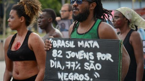 assassinatos de negros aumentam 11 5 e de não negros caem 12 9 em dez anos mostra atlas da