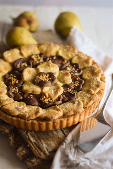 La torta del nonno è una curiosa variante della famosa torta della nonna: Torta del nonno al cioccolato e pere | Ricami di pastafrolla