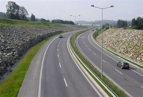 29 sierpnia i 12 grudnia w dni świąteczne sklep jest zamknięty. Zakopianka w budowie. Umowy na kolejne odcinki S7 ...