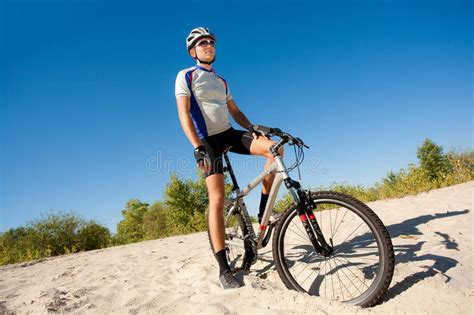 rowerów potomstwa męscy halni jeździeccy zdjęcie stock obraz złożonej z bicykl ruch 20835828