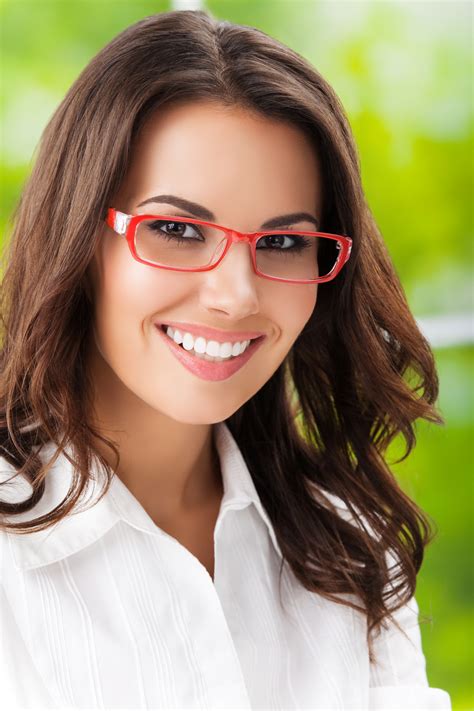 Portrait Of Young Smiling Brunette Businesswoman In Glasses Brillen